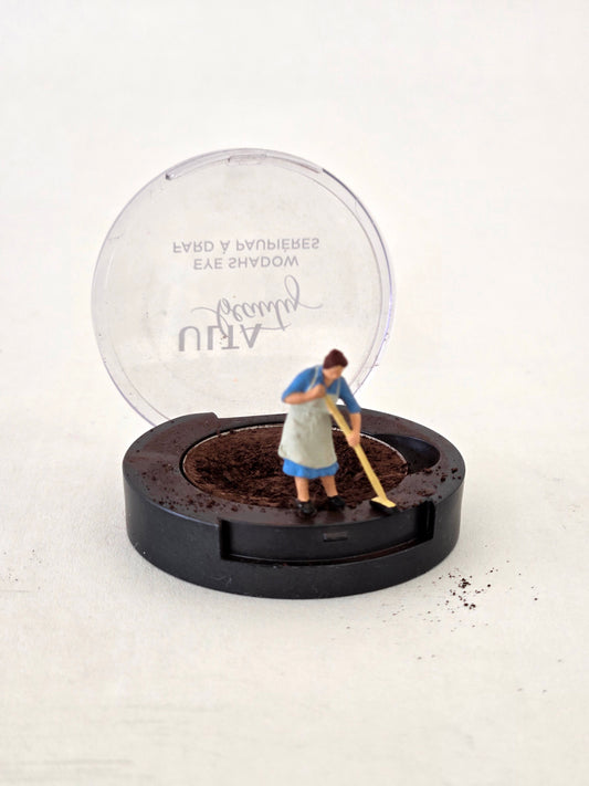 Cleaning Lady Sweeping off Eye Shadow Case Greeting Card